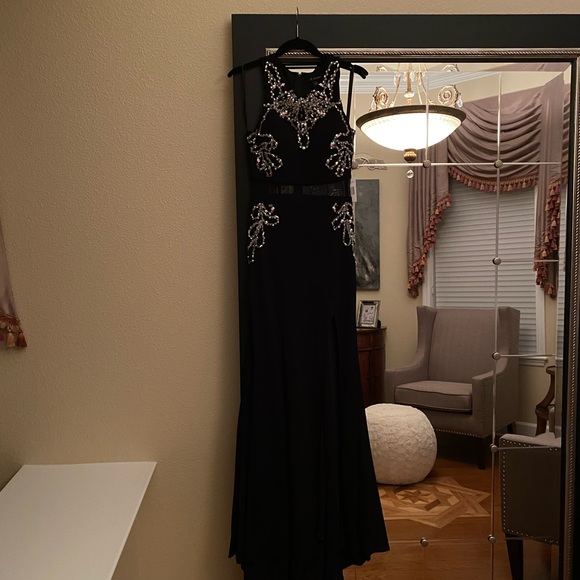 Black evening gown - Picture 2 of 4